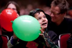 Blije en verwonderde gezichten bij Ongehoord Goed, een bijzonder concert voor dove en slechthorende kinderen en kinderen met spraaktaalmoeilijkheden. Fotograaf: Vincent van den Hoogen